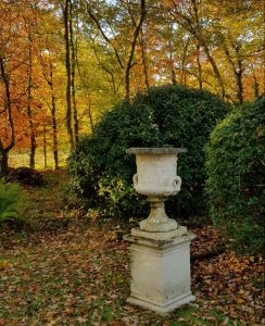 This highly ornate and decorative urn on a pedestal was restored from an original that featured in Florence Nightingale's garden. It pulls together the natural elements of this garden to create a cosy autumn feeling. 